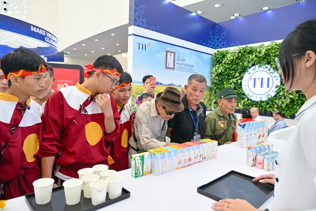 Trải nghiệm truy xuất nguồn gốc sản phẩm sữa tươi sạch TH True milk tại triển lãm Khởi nghiệp kiến- Ảnh 3. Trải nghiệm truy xuất nguồn gốc sản phẩm sữa tươi sạch TH True milk tại triển lãm Khởi nghiệp kiến- Ảnh 3.