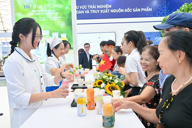 Trải nghiệm truy xuất nguồn gốc sản phẩm sữa tươi sạch TH True milk tại triển lãm Khởi nghiệp kiến- Ảnh 1. Trải nghiệm truy xuất nguồn gốc sản phẩm sữa tươi sạch TH True milk tại triển lãm Khởi nghiệp kiến- Ảnh 1.