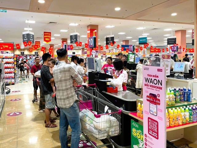 Hà Nội: Người dân nhộn nhịp mua sắm chào mừng 80 năm Quốc khánh 2/9- Ảnh 2. Hà Nội: Người dân nhộn nhịp mua sắm chào mừng 80 năm Quốc khánh 2/9- Ảnh 2.