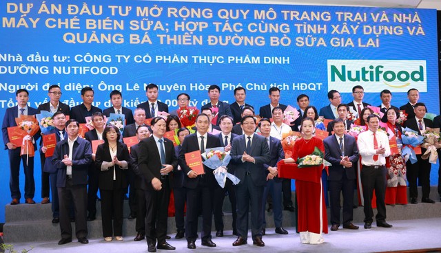dai-dien-nutifood-nhan-hoa-cua-lanh-dao-tinh-quang-nam-tai-hoi-nghi-xuc-tien-dau-tu-tinh-gia-lai1-1756511214796415443831.jpg