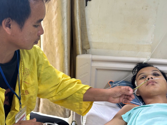 MS 1030: Xót xa hoàn cảnh chàng trai 18 tuổi dân tộc Ba Na sớm phải nghỉ học vì nhà nghèo, giờ nguy kịch vì tai nạn- Ảnh 3.