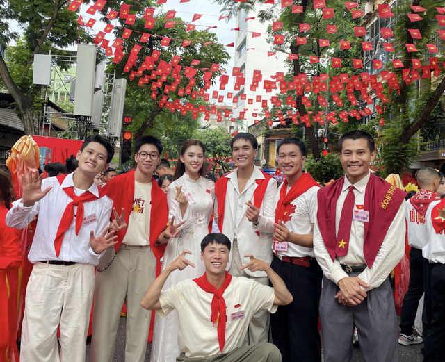 Hình ảnh đẹp của Hoa hậu Trần Tiểu Vy, Lương Thuỳ Linh tại Tổng duyệt A80 - Ảnh 2. Hình ảnh đẹp của Hoa hậu Trần Tiểu Vy, Lương Thuỳ Linh tại Tổng duyệt A80 - Ảnh 2.