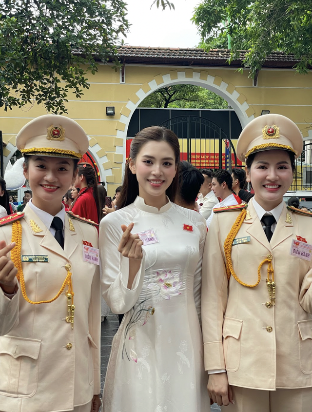 Hình ảnh đẹp của Hoa hậu Trần Tiểu Vy, Lương Thuỳ Linh tại Tổng duyệt A80 - Ảnh 4. Hình ảnh đẹp của Hoa hậu Trần Tiểu Vy, Lương Thuỳ Linh tại Tổng duyệt A80 - Ảnh 4.