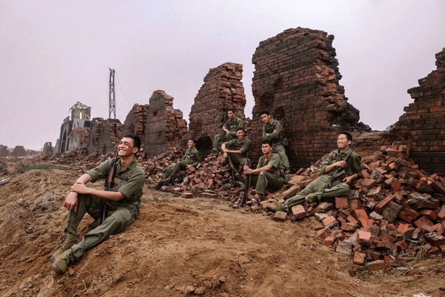 'Mưa đỏ' cán mốc kỷ lục doanh thu 300 tỷ đồng chỉ sau 9 ngày- Ảnh 1. 'Mưa đỏ' cán mốc kỷ lục doanh thu 300 tỷ đồng chỉ sau 9 ngày- Ảnh 1.