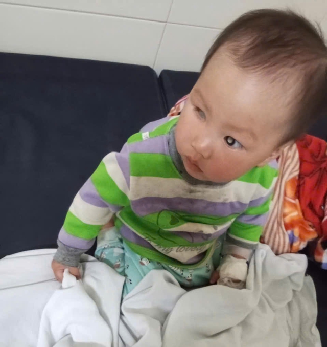 Sức khỏe của bé gái 2 tuổi bị ung thư võng mạc đã có những tiến triển mới- Ảnh 1.