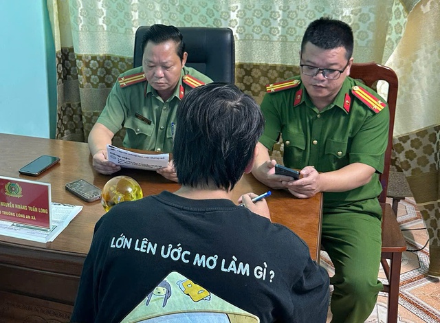 Chia sẻ video xấu độc, chưa được kiểm chứng, cụ ông 74 tuổi bị công an triệu tập- Ảnh 2. Chia sẻ video xấu độc, chưa được kiểm chứng, cụ ông 74 tuổi bị công an triệu tập- Ảnh 2.