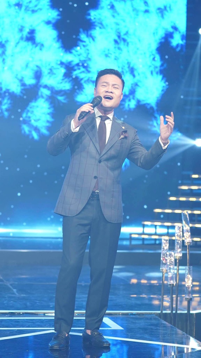 'Giọng ca đất mỏ' Hoàng Tùng say đắm khi hát nhạc tình yêu
- Ảnh 1. 'Giọng ca đất mỏ' Hoàng Tùng say đắm khi hát nhạc tình yêu
- Ảnh 1.