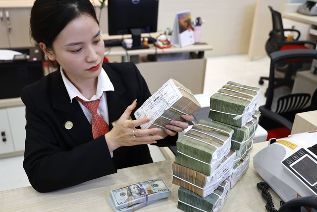 Ngân hàng có lãi suất 12 tháng cao tới hơn 7%: Gửi tiết kiệm 300 triệu đồng có bao nhiêu tiền lãi? - Ảnh 2. Ngân hàng có lãi suất 12 tháng cao tới hơn 7%: Gửi tiết kiệm 300 triệu đồng có bao nhiêu tiền lãi? - Ảnh 2.