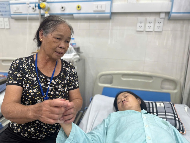 MS 1025: Người mẹ đơn thân dân tộc Tày, mờ hai mắt vì bệnh nặng cầu xin sự giúp đỡ của cộng đồng - Ảnh 3. MS 1025: Người mẹ đơn thân dân tộc Tày, mờ hai mắt vì bệnh nặng cầu xin sự giúp đỡ của cộng đồng - Ảnh 3.