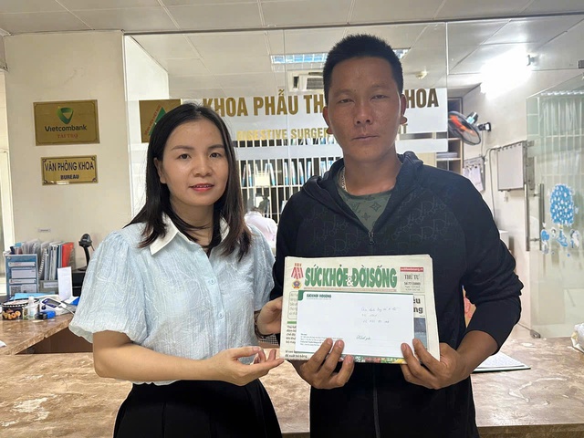 Gia đình người đàn ông dân tộc H’Mông gửi lời cảm ơn đến bạn đọc Báo Sức khỏe và Đời sống- Ảnh 1.
