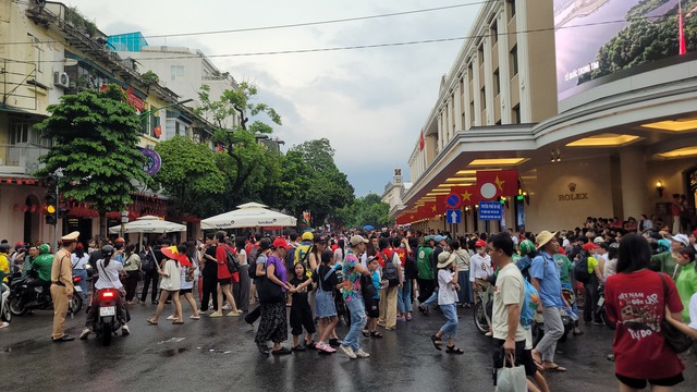Hàng ngàn người dân đội mưa đổ về phố Tràng Thi, Tràng Tiền chờ xem diễu binh, 6 trường hợp thương tích, bệnh nặng được xử trí - Ảnh 1. Hàng ngàn người dân đội mưa đổ về phố Tràng Thi, Tràng Tiền chờ xem diễu binh, 6 trường hợp thương tích, bệnh nặng được xử trí - Ảnh 1.