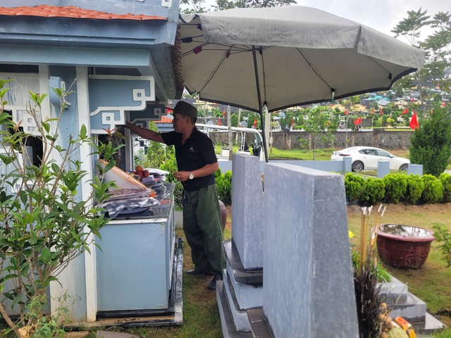 Con cháu mua lễ, mặc cờ đỏ sao vàng lên mộ phần mời người thân về đón Tết Độc lập dịp Vu lan báo hiếu - Ảnh 4. Con cháu mua lễ, mặc cờ đỏ sao vàng lên mộ phần mời người thân về đón Tết Độc lập dịp Vu lan báo hiếu - Ảnh 4.