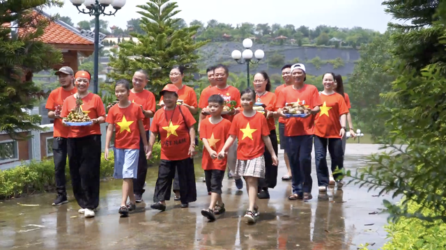 Con cháu mua lễ, mặc cờ đỏ sao vàng lên mộ phần mời người thân về đón Tết Độc lập dịp Vu lan báo hiếu - Ảnh 1. Con cháu mua lễ, mặc cờ đỏ sao vàng lên mộ phần mời người thân về đón Tết Độc lập dịp Vu lan báo hiếu - Ảnh 1.