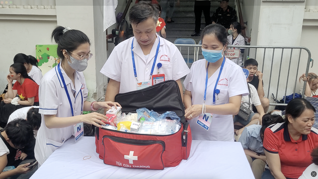 Hàng ngàn người dân đội mưa đổ về phố Tràng Thi, Tràng Tiền chờ xem diễu binh, 6 trường hợp thương tích, bệnh nặng được xử trí - Ảnh 8. Hàng ngàn người dân đội mưa đổ về phố Tràng Thi, Tràng Tiền chờ xem diễu binh, 6 trường hợp thương tích, bệnh nặng được xử trí - Ảnh 8.