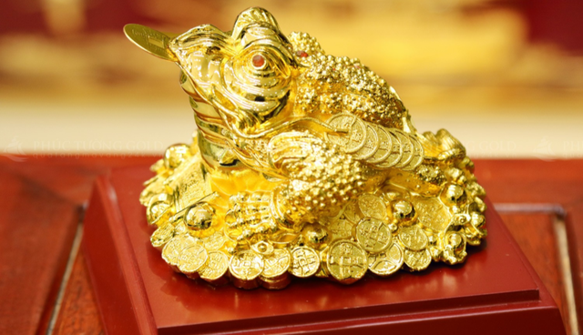 Đặt cóc ngậm tiền bên trái hay phải trên bàn thờ Thần Tài để mang lại sự giàu có cho gia chủ - Ảnh 2.