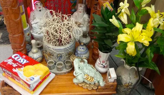 Đặt cóc ngậm tiền bên trái hay phải trên bàn thờ Thần Tài để mang lại sự giàu có cho gia chủ - Ảnh 1.