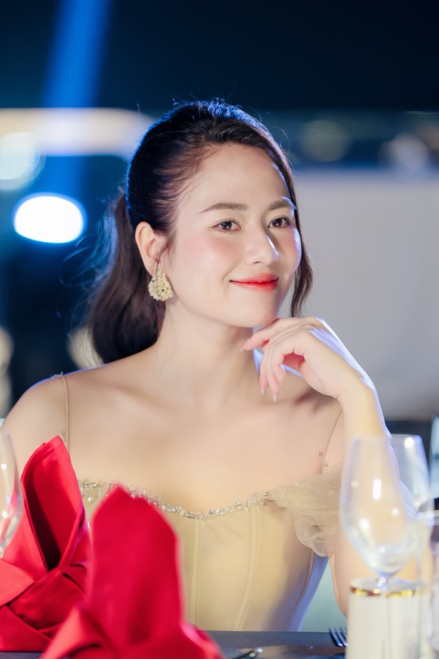 Nhan sắc Việt Hoa - bạn thân Phương Oanh trong Gió ngang khoảng trời xanh - Ảnh 7. Nhan sắc Việt Hoa - bạn thân Phương Oanh trong Gió ngang khoảng trời xanh - Ảnh 7.