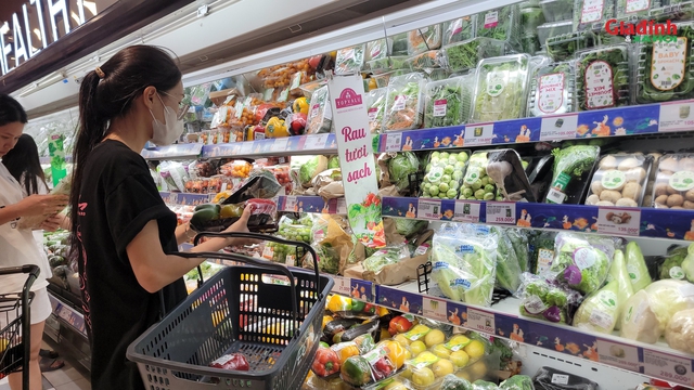 Giảm giá sâu chưa đủ, bán lẻ tăng thêm nhiều loại hình khuyến mại để kích cầu tiêu dùng giai đoạn 'trũng' sau Hè - Ảnh 4.