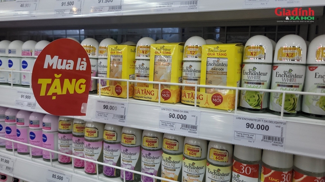 Giảm giá sâu chưa đủ, bán lẻ tăng thêm nhiều loại hình khuyến mại để kích cầu tiêu dùng giai đoạn 'trũng' sau Hè - Ảnh 3.