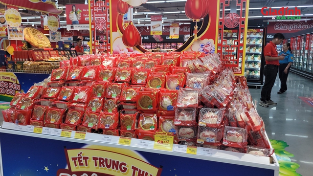 Bánh trung thu lên kệ sớm, đa dạng phân khúc, thị trường sôi động ngay đầu mùa - Ảnh 2. Bánh trung thu lên kệ sớm, đa dạng phân khúc, thị trường sôi động ngay đầu mùa - Ảnh 2.
