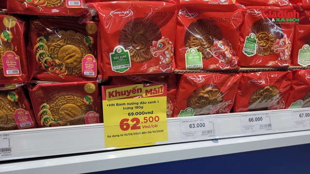 Bánh trung thu lên kệ sớm, đa dạng phân khúc, thị trường sôi động ngay đầu mùa - Ảnh 1. Bánh trung thu lên kệ sớm, đa dạng phân khúc, thị trường sôi động ngay đầu mùa - Ảnh 1.