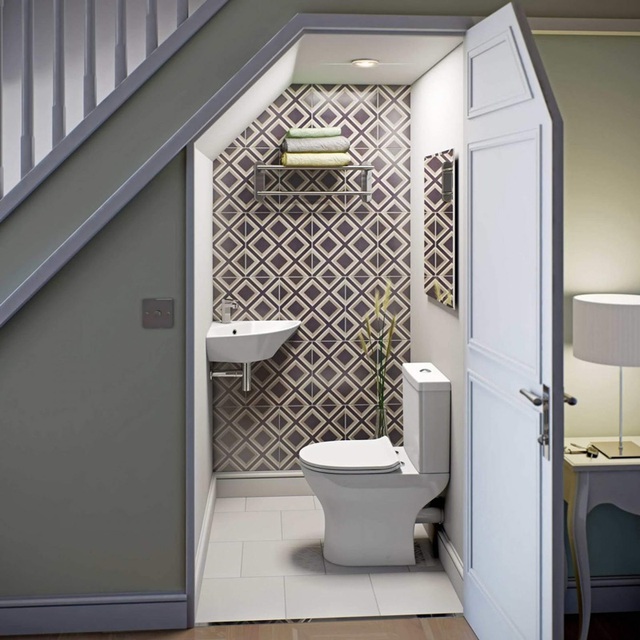 Nguy hại khó lường khi thiết kế toilet dưới chân cầu thang - Ảnh 1.