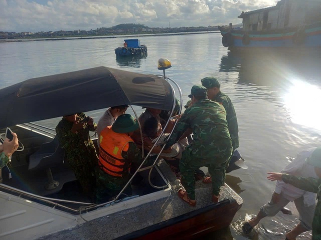 mot-ngu-dan-gap-nan-khi-hanh-nghe-tren-bien-1757939595077136913774.jpg