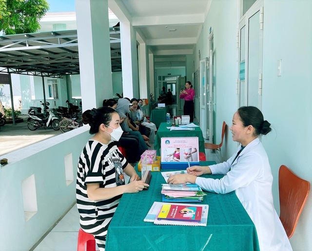 Đưa kiến thức về dân số và kế hoạch hóa gia đình tới phụ nữ ở Quảng Trị - Ảnh 2.