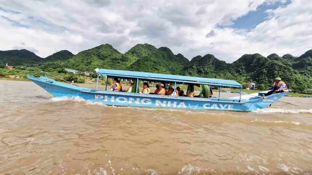 siet-chat-kiem-soat-dam-bao-an-toan-du-lich-duong-thuy-o-mien-trung-4-17580360288891832553739.jpg