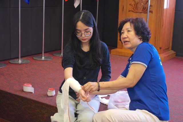 Trường Đại học Kinh tế tổ chức chương trình đào tạo, tập huấn sơ cứu cho cán bộ, sinh viên - Ảnh 4.