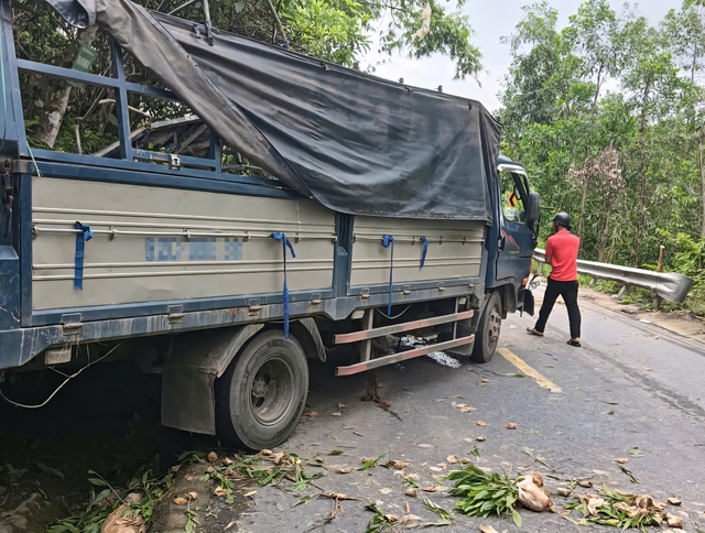 Xe tải nát bét, 3 người bị thương sau tai nạn ở Huế - Ảnh 2.