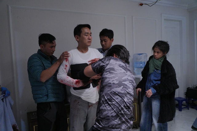 Hứa Vĩ Văn - bác sĩ Lê của 'Mưa đỏ' thoát vai trở thành nhà báo bí ẩn - Ảnh 4.