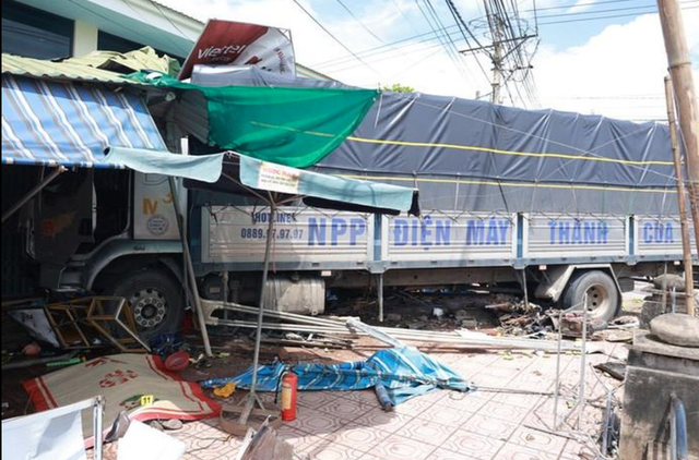 Lời kể của nạn nhân sống sót vụ xe tải đâm vào chợ chuối khiến 12 người thương vong ở Quảng Trị - Ảnh 2. Lời kể của nạn nhân sống sót vụ xe tải đâm vào chợ chuối khiến 12 người thương vong ở Quảng Trị - Ảnh 2.