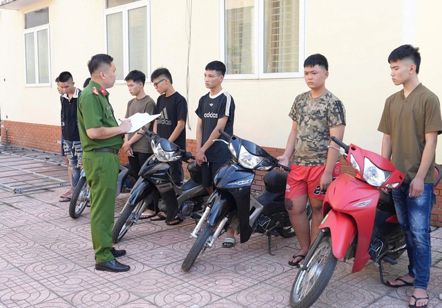 Liên tiếp bắt nhiều đối tượng mang dao kiếm gây rối trật tự công cộng tại Nghệ An - Ảnh 1.