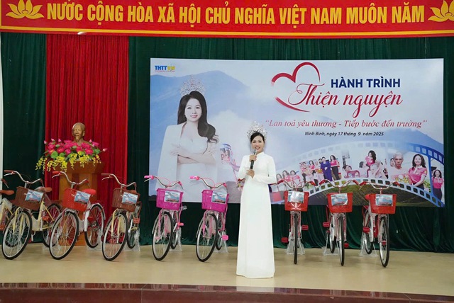 Hoa hậu Ninh Bình 'Lan tỏa yêu thương – Tiếp bước đến trường', trao xe đạp cho học sinh có hoàn cảnh khó khăn - Ảnh 2.