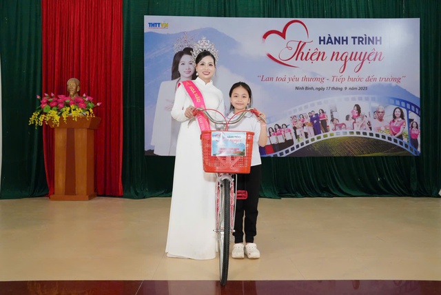 Hoa hậu Ninh Bình 'Lan tỏa yêu thương – Tiếp bước đến trường', trao xe đạp cho học sinh có hoàn cảnh khó khăn - Ảnh 3.