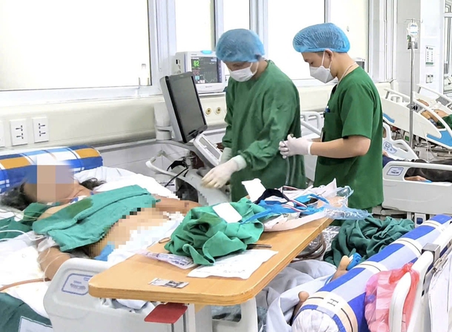 Cụ bà nhập viện khẩn, tiên lượng tử vong cao sau mũi tiêm giảm đau vùng cổ - Ảnh 1.