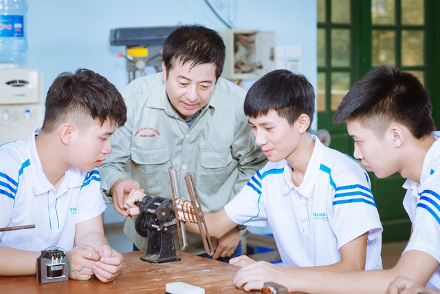Bảng lương giáo viên sẽ có thêm hệ số 'đặc thù'? - Ảnh 2.