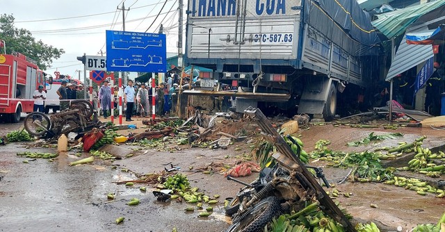 Thông tin mới vụ xe tải đâm vào chợ chuối khiến 12 người thương vong ở Quảng Trị - Ảnh 1.