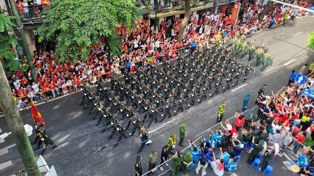 Toàn cảnh các khối diễu binh hào hùng tiến từ Quảng trường Ba Đình về Tràng Thi, Tràng Tiền- Ảnh 8. Toàn cảnh các khối diễu binh hào hùng tiến từ Quảng trường Ba Đình về Tràng Thi, Tràng Tiền- Ảnh 8.