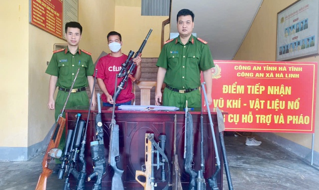 Người dân tự nguyện giao nộp hàng trăm khẩu súng các loại - Ảnh 1.