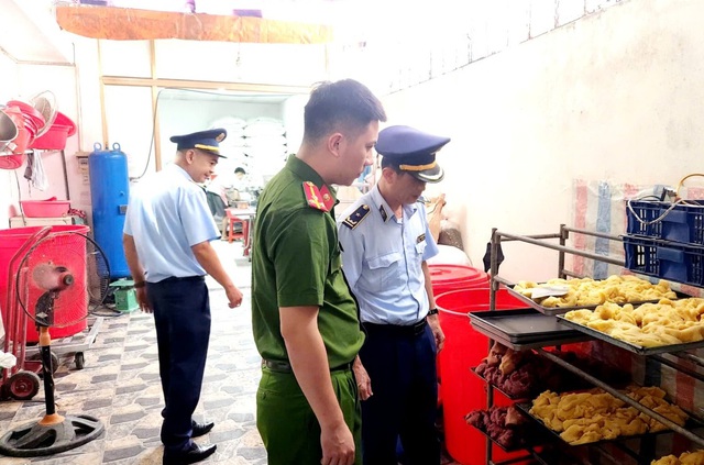 Trước thềm Tết Trung thu, nhiều tiểu thương ngang nhiên kinh doanh, sản xuất bánh Trung thu vi phạm vệ sinh an toàn thực phẩm - Ảnh 1. Trước thềm Tết Trung thu, nhiều tiểu thương ngang nhiên kinh doanh, sản xuất bánh Trung thu vi phạm vệ sinh an toàn thực phẩm - Ảnh 1.