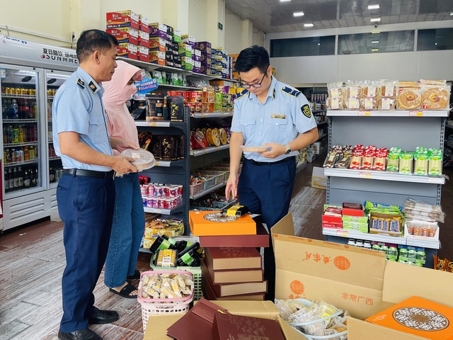 Trước thềm Tết Trung thu, nhiều tiểu thương ngang nhiên kinh doanh, sản xuất bánh Trung thu vi phạm vệ sinh an toàn thực phẩm - Ảnh 2. Trước thềm Tết Trung thu, nhiều tiểu thương ngang nhiên kinh doanh, sản xuất bánh Trung thu vi phạm vệ sinh an toàn thực phẩm - Ảnh 2.