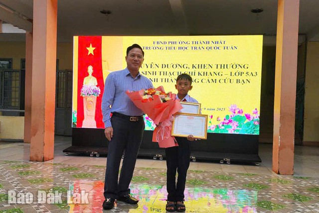 Tuyên dương học sinh cứu bạn thoát khỏi vụ thảm án ở Đắk Lắk - Ảnh 2. Tuyên dương học sinh cứu bạn thoát khỏi vụ thảm án ở Đắk Lắk - Ảnh 2.