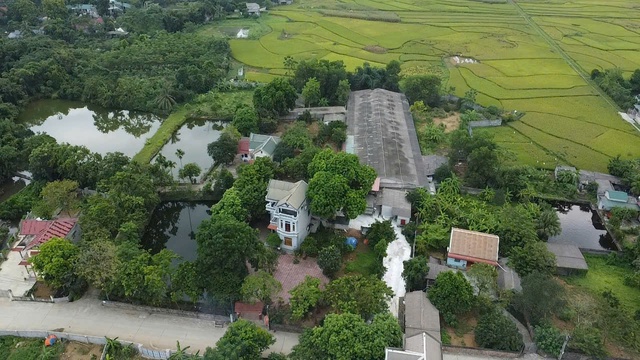 Cuộc sống cư dân thôn Đất Đỏ bị ảnh hưởng bởi trại gà ở Phú Thọ - Ảnh 1. Cuộc sống cư dân thôn Đất Đỏ bị ảnh hưởng bởi trại gà ở Phú Thọ - Ảnh 1.