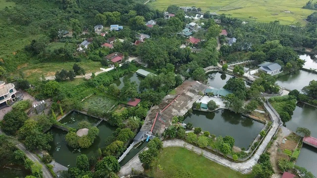 Phú Thọ: Cuộc sống cư dân bị ảnh hưởng bởi trại gà lớn giữa thôn Đất Đỏ - Ảnh 1.