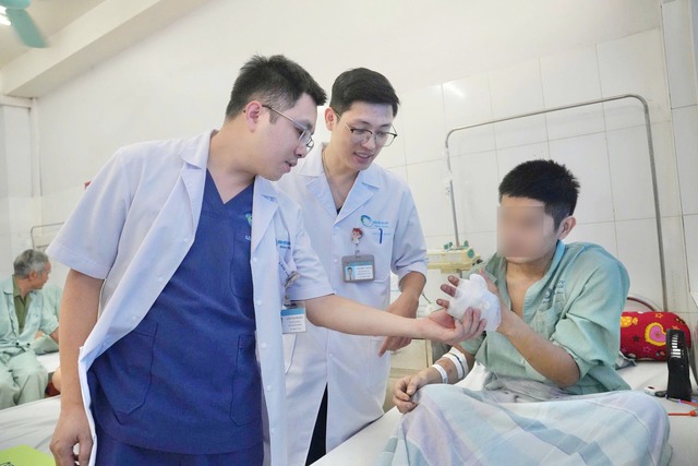 Bất cẩn, thanh niên 24 tuổi ở Quảng Ninh bị chấn thương nặng, 2 ngón tay gần đứt rời  - Ảnh 2.