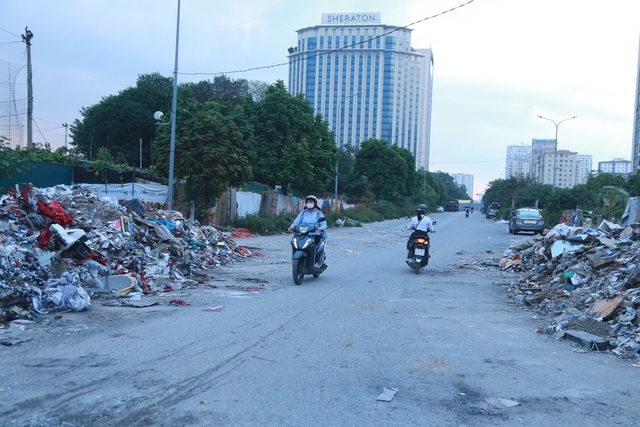 Hàng nghìn ống thực phẩm bổ sung sức khỏe bị vứt bỏ tại bãi rác phường Từ Liêm - Ảnh 1.