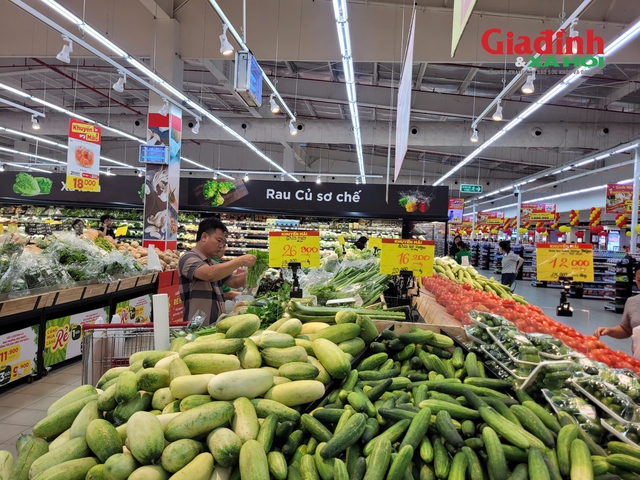 Trước bão Ragasa, giá rau xanh chỉ 5.000 đồng/bó tại chợ đầu mối phía Nam - Ảnh 4.