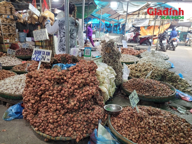 Trước bão Ragasa, giá rau xanh chỉ 5.000 đồng/bó tại chợ đầu mối phía Nam - Ảnh 3.
